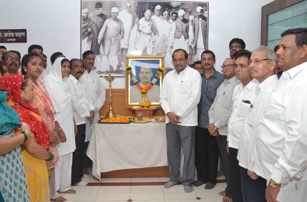 Maharashtra Pradesh Congress Committee Paying Homage to Bharat Ratna Former Prime Minister Late Rajiv Gandhi on his 71th Birth Anniversary in Presence of Opposition Leader Radhakrishna Vikhe Patil at Tilak Bhavan.