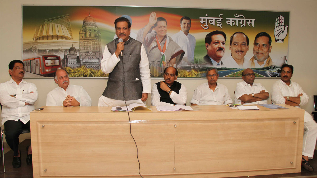 ALL CONGRESS LEADER'S MEETS AT RAJIV GANDHI BHAVAN (MRCC) AZAD MAIDAN.