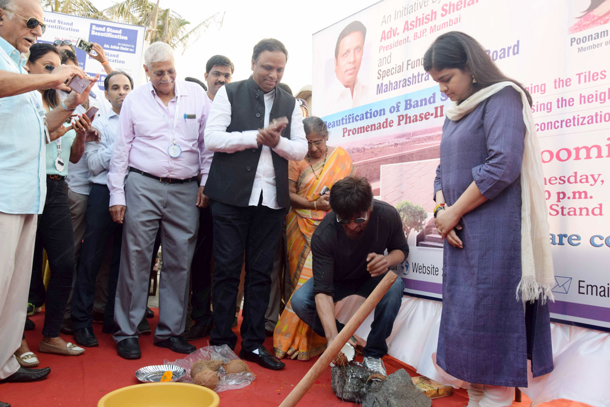 MP Poonam Mahajan,Cine Star Shahrukh Khan & MLA Ashish Shelar during Bhumi Pujan for Beautification at Bandra Band Stand.