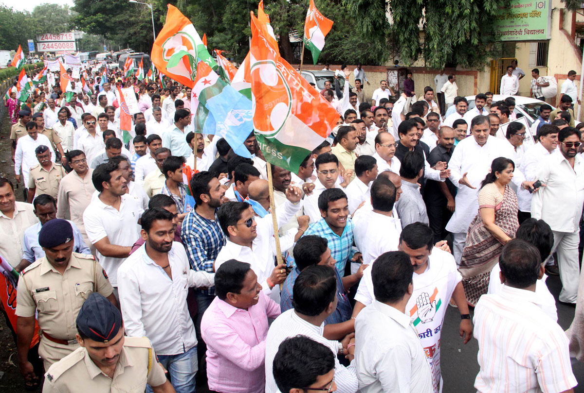 MPCC Leaders Protest for the Rights of Farmers in all over Maharshtra.