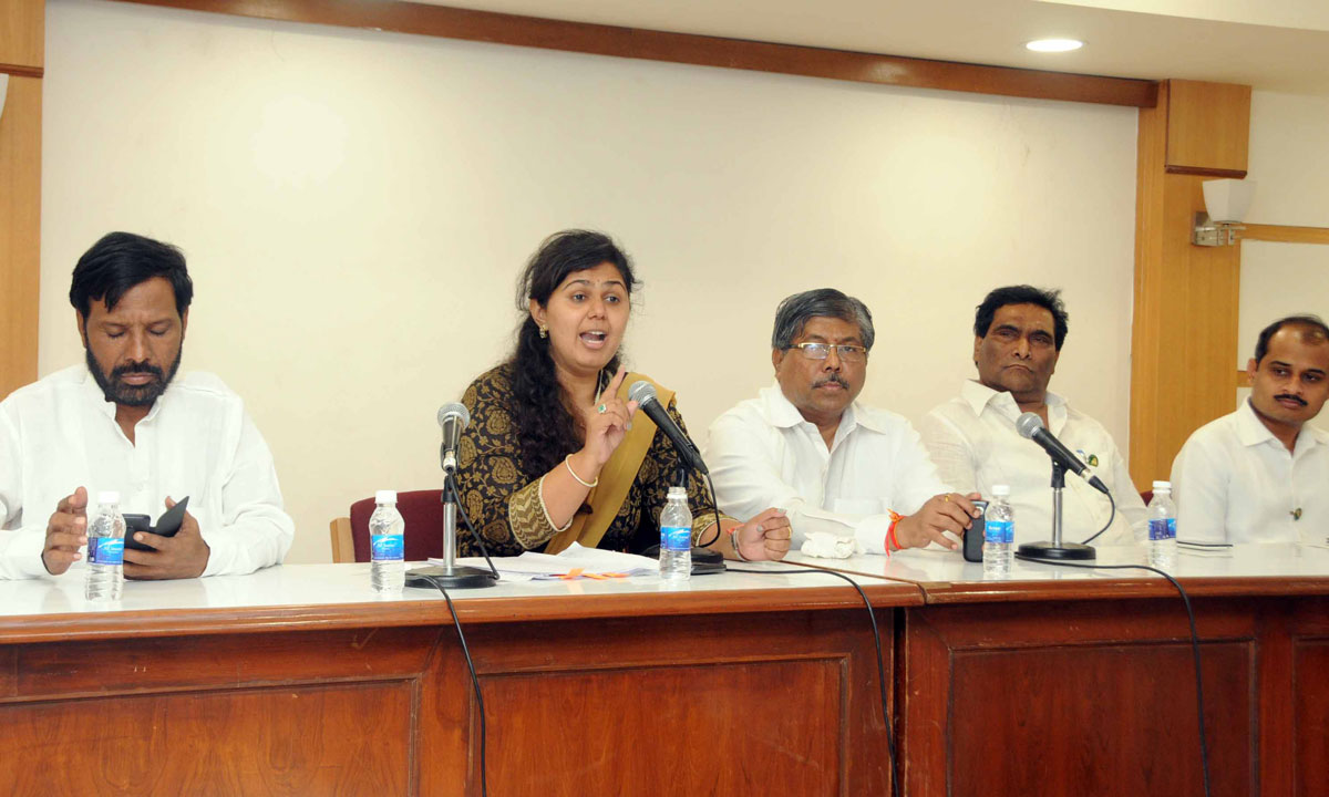 Minister Pankaja Munde-Palve meeting with Sugarcane Cutter Workers at Mantralaya.