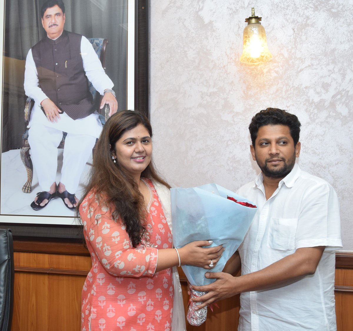 Yuva Leader Sujay Vikhe Patil Meets Pankaja Munde-Palve Minister of Rural Development, Women and Child Welfare.