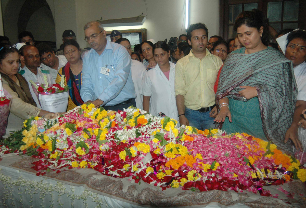 Minister Pankaja Munde-Palve Paying Homage to Aruna Shanbaug.