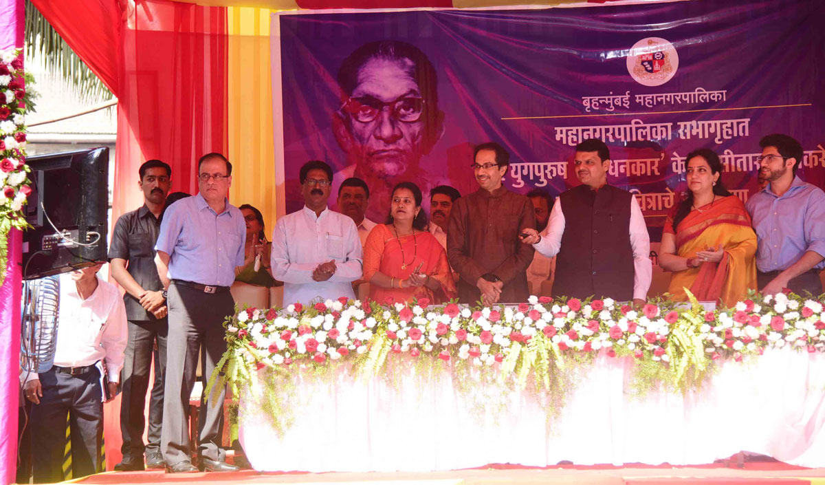Chief Minister Devendra Fadnavis & Shivsena Cheif Uddhav Thakare at BMC Head Quarters CST.