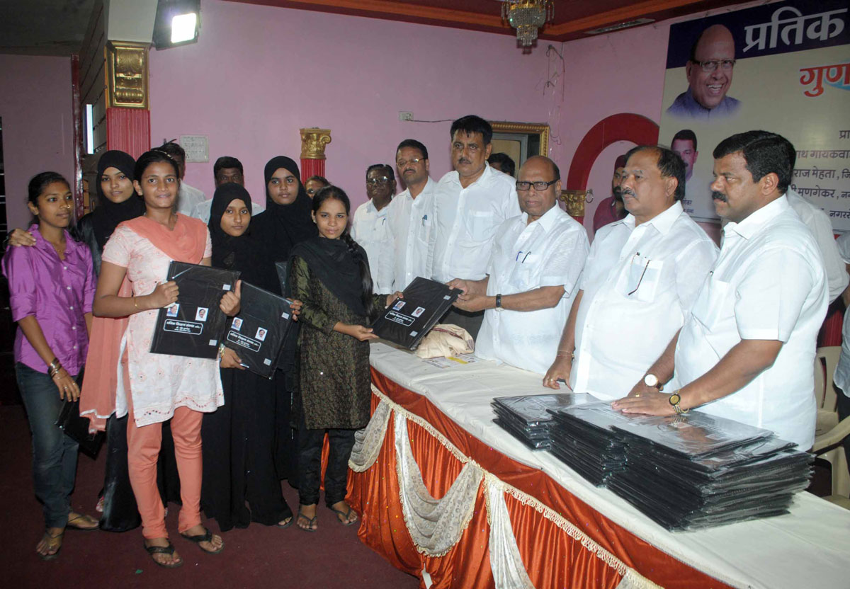 MINISTER VARSHATAI GAIKWAD & MLA.KALIDAS KOLAMBKAR AT DADAR NAIGAON.