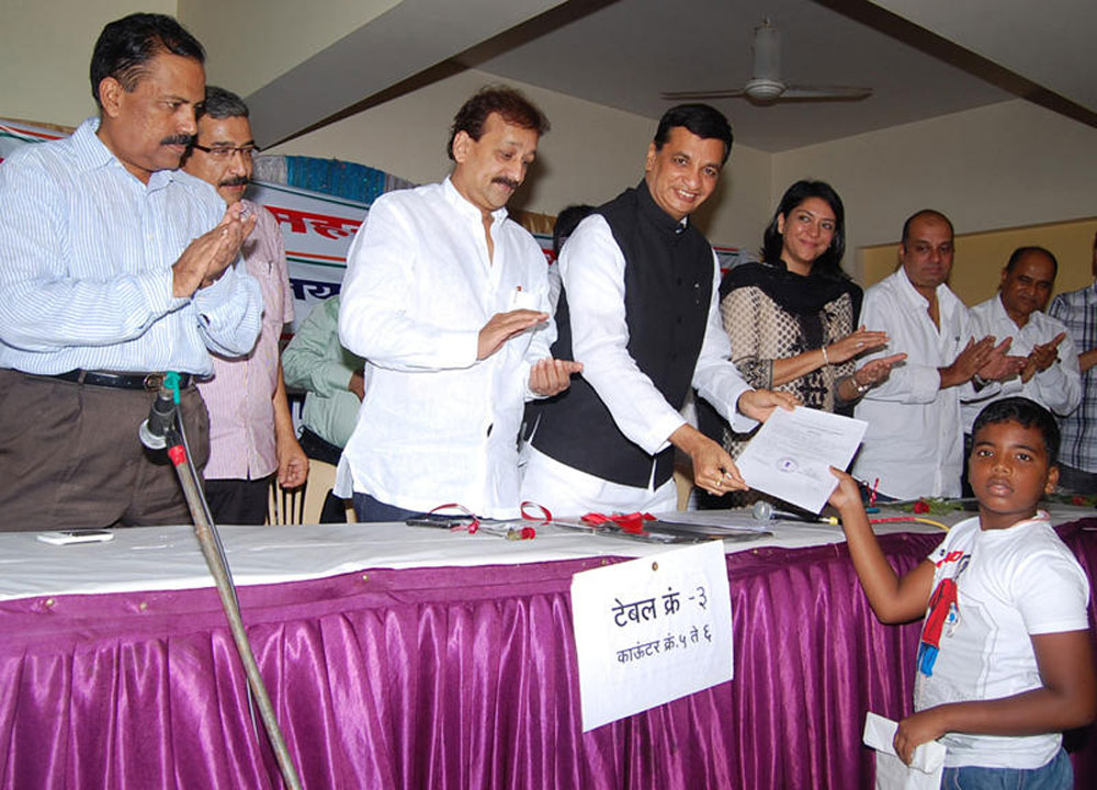 MINISTER FOR REVENUE & FOREST BALASAHEB THORAT  & M.P AND SECRETARY A.I.C.C PRIYA DUTT AT BILLAWAR BHAWAN SANTACRUZ EAST.