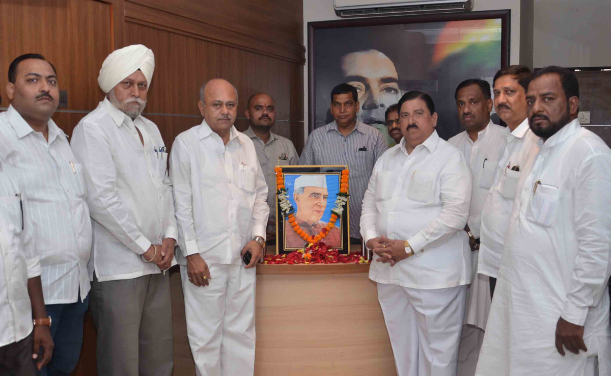 MUMBAI CONGRESS LEADER'S PAYING TRIBUTE TO LATE PRIME MINISTER OF INDIA PANDIT JAWAHARLAL NEHRU ON HIS DEATH ANNIVERSARY AT MRCC RAJIV GANDHI BHAVAN .
