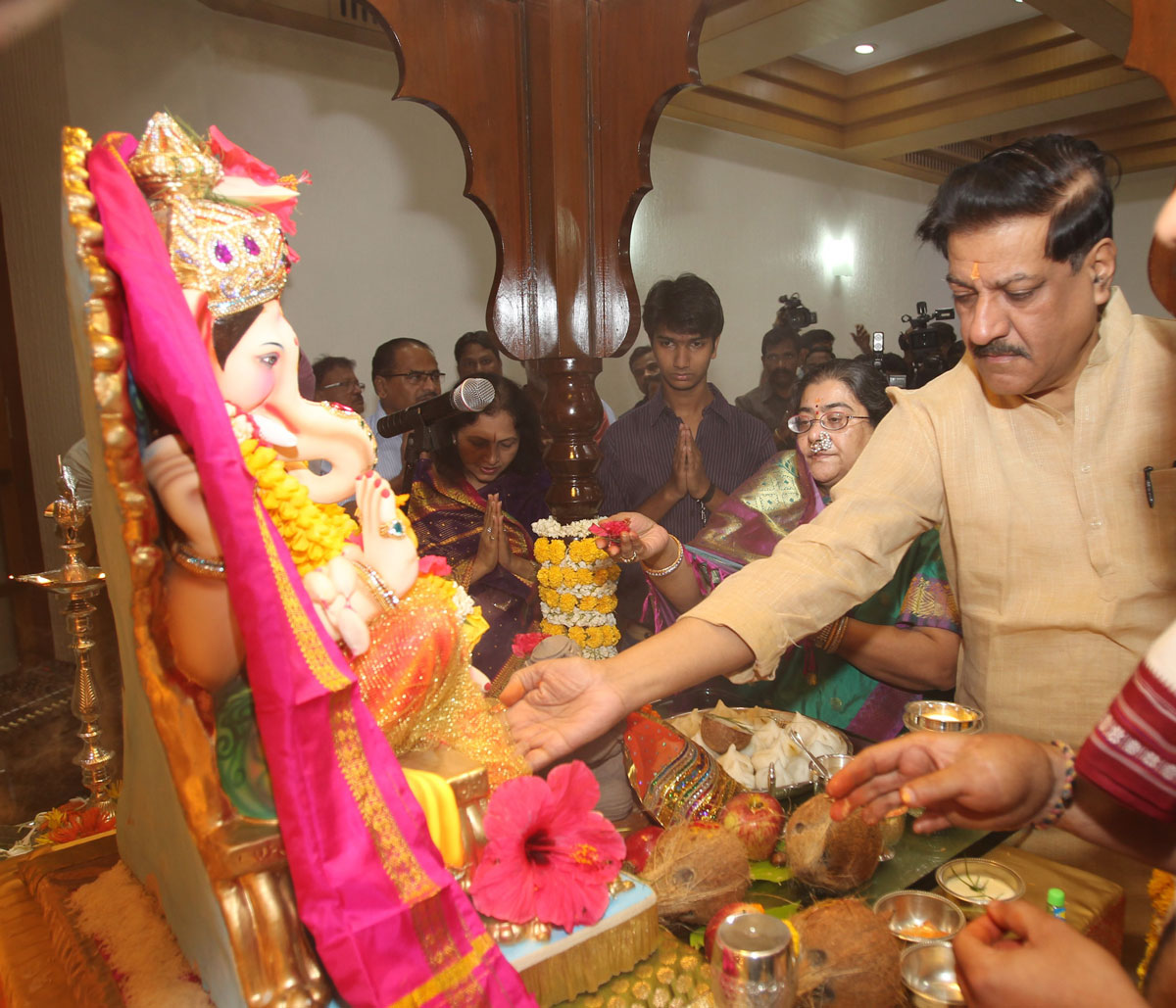 CHIEF MINISTER PRITHVIRAJ CHAVAN ON OCCASION OF GANESH PUJAN.