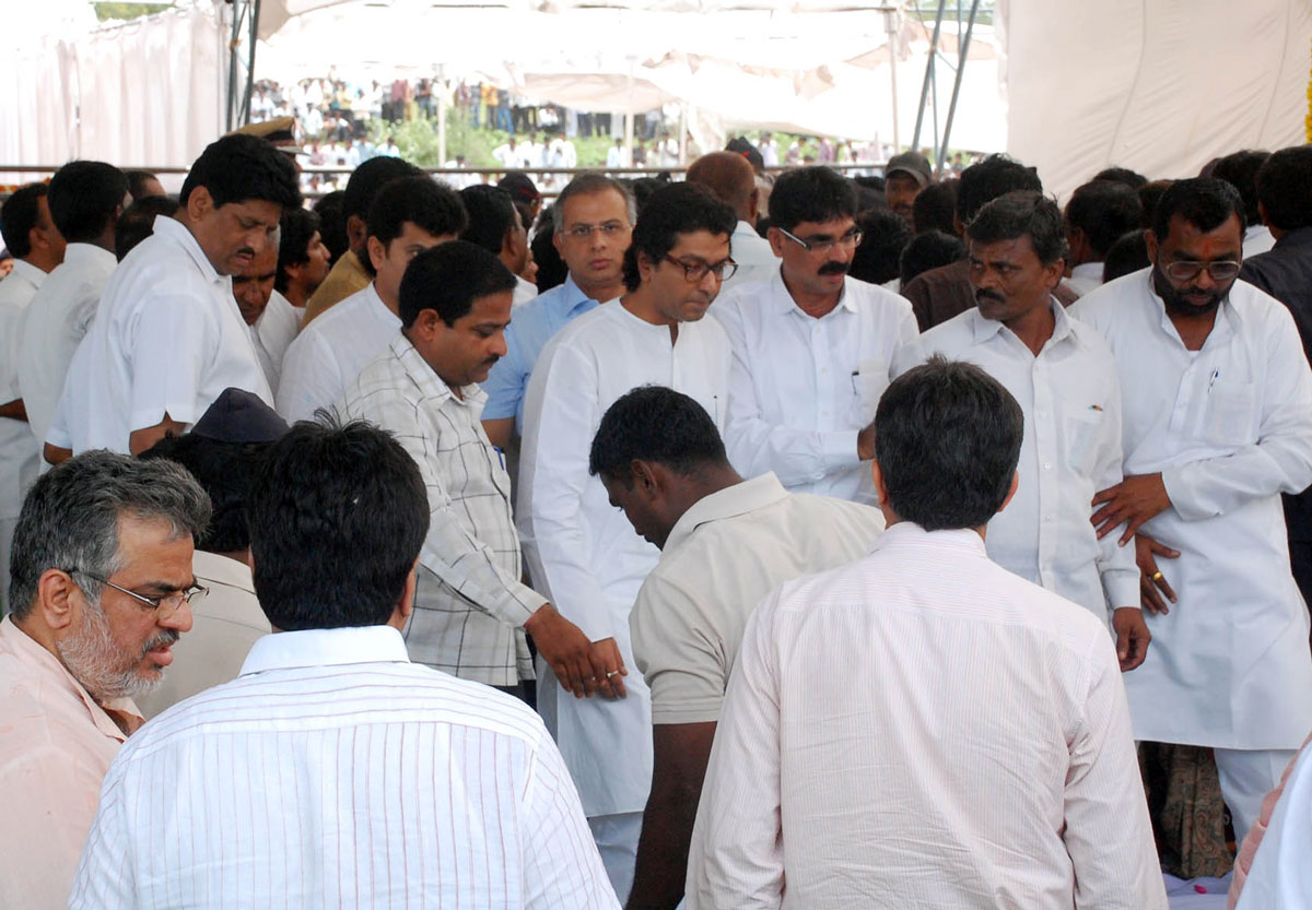 TRIBUTE TO UNION MINISTER & EX.CHIEF MINISTER VILASRAO DESHMUKH ON HIS FUNERAL AT LATUR.