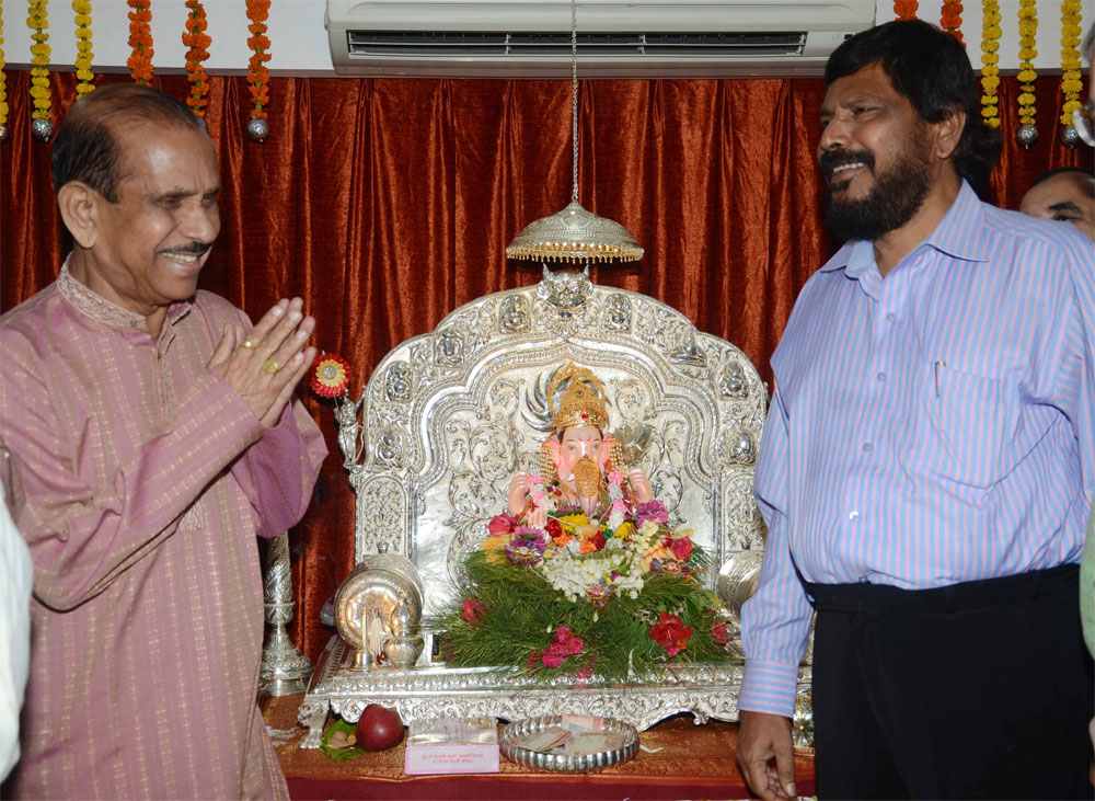 SHIV SENA LEADER MANOHAR JOSHI MEETS RPI PRESIDENT & EX.M.P. RAMDAS ATHAWALE DOING GANESH POOJA AT DADAR.