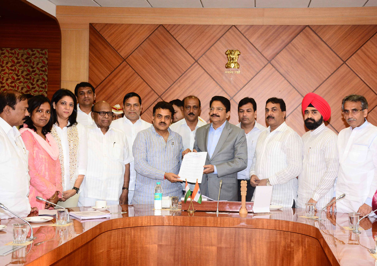 Mumbai Congress President Sanjay Nirupam Delegation Meets Governor Ch.Vidyasagar Rao at Raj Bhavan.