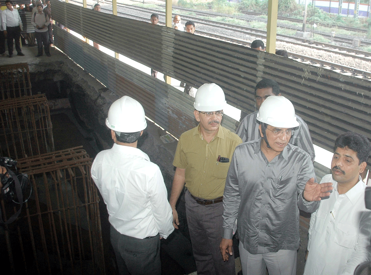 MP.Dr.Kirit Somaiya visit Kanjurmarg Station.