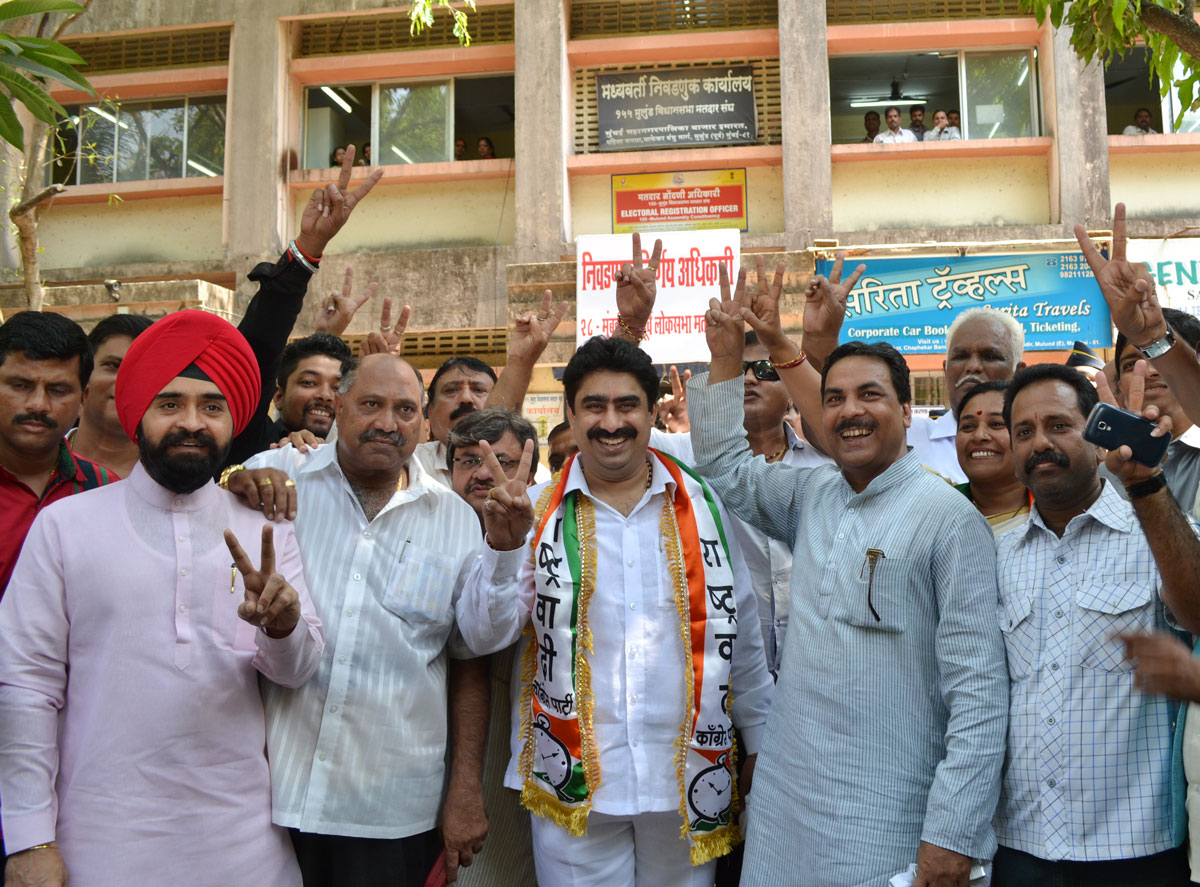 NCP/Congress/PRP (Kawade)/ Republican Party of India (Democratic) Alliance MP.Candidate Sanjay Dina Patil Filed his Nomination Form at Mulund Dist.Administrative Collector Office.