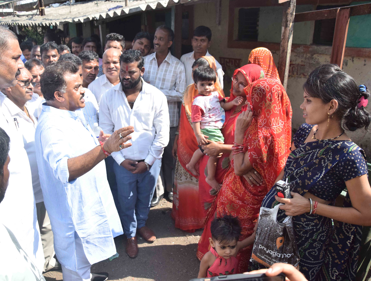 MRCC President Sanjay Nirupam visit Mahalaxmi Dhobighat.