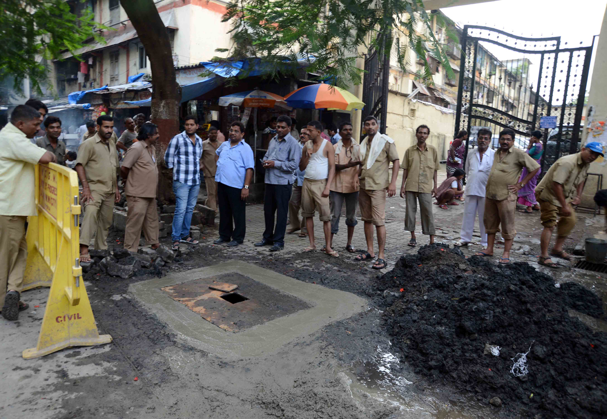 MNS LEADER SANJAY NAIK WITH BMC WORKERS AT MAZAGAON.