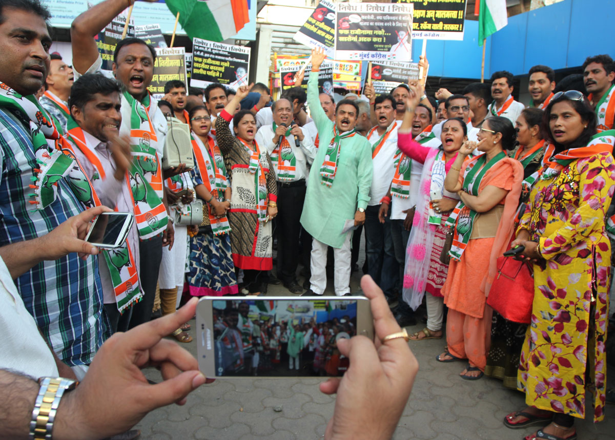 Mumbai Congress Protest against BJP- Shivsena Govt. at Borivali  Mumbai.