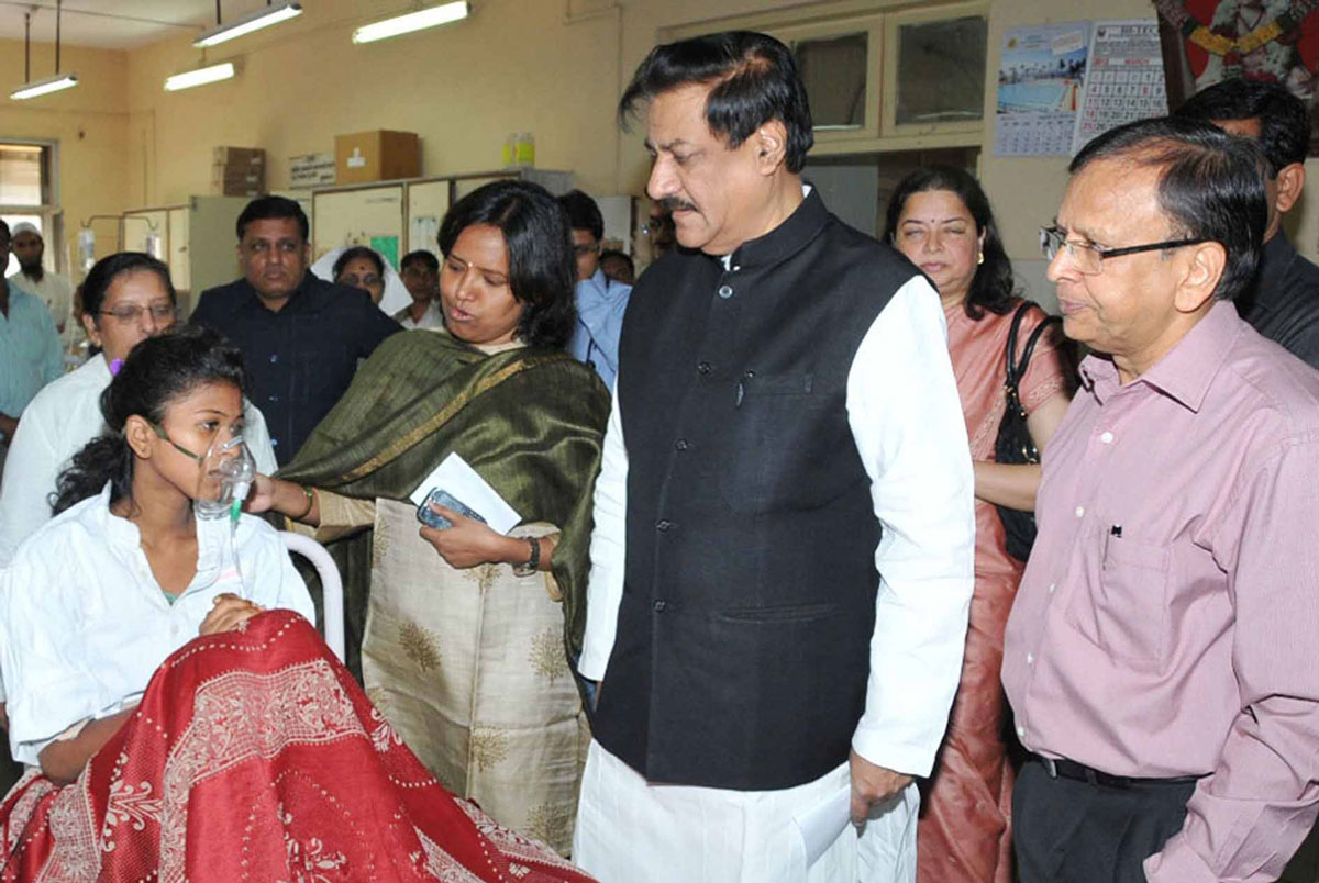 CHIEF MINISTER PRITHVIRAJ CHAVAN VISITED SION HOSPITAL TO MEET PATIENTS INFFECTED BY CHEMICAL COLOURS WHILE PLAYING HOLI.