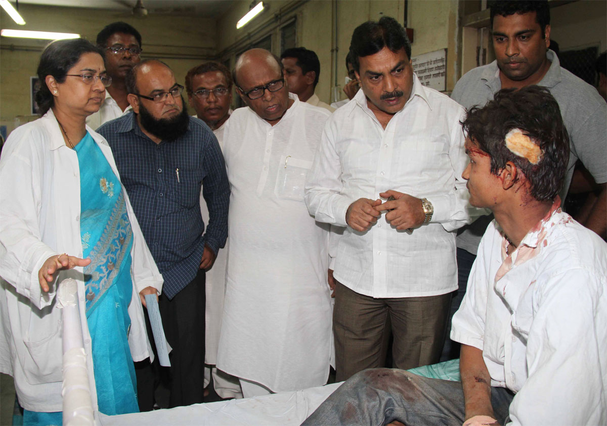 GUARDIAN MIN.NASIM KHAN & MP.EKNATH GAIKWAD AT SION HOSPITAL .