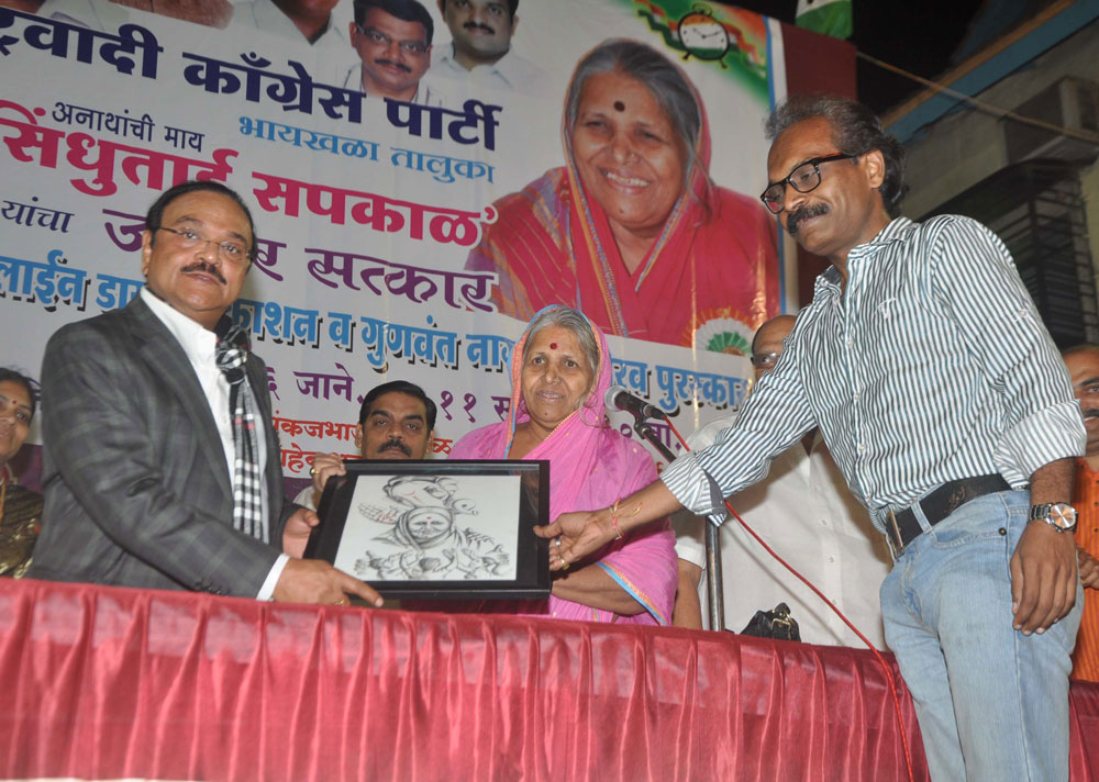 PWD MINISTER CHAGAN BHUJABAL FELICITATED SINDHU TAI SAPKAL AT GHODAPDEV BYCULLA.