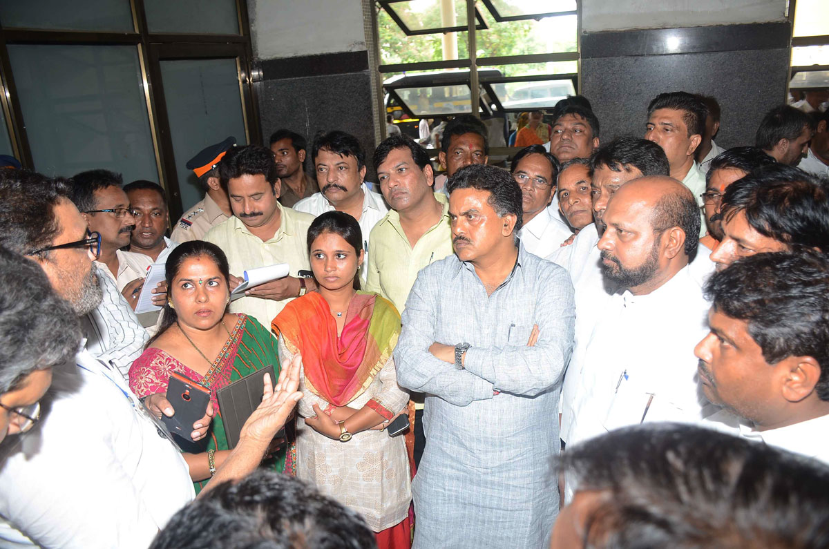 MRCC President Sanjay Nirupam visit Shatabdi Hospital to Know How about Leptospirosis Pateints.