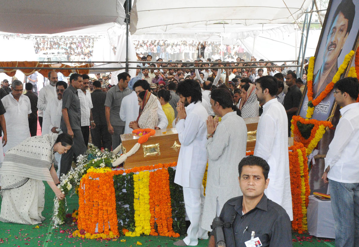 TRIBUTE TO UNION MINISTER & EX.CHIEF MINISTER VILASRAO DESHMUKH ON HIS FUNERAL AT LATUR.