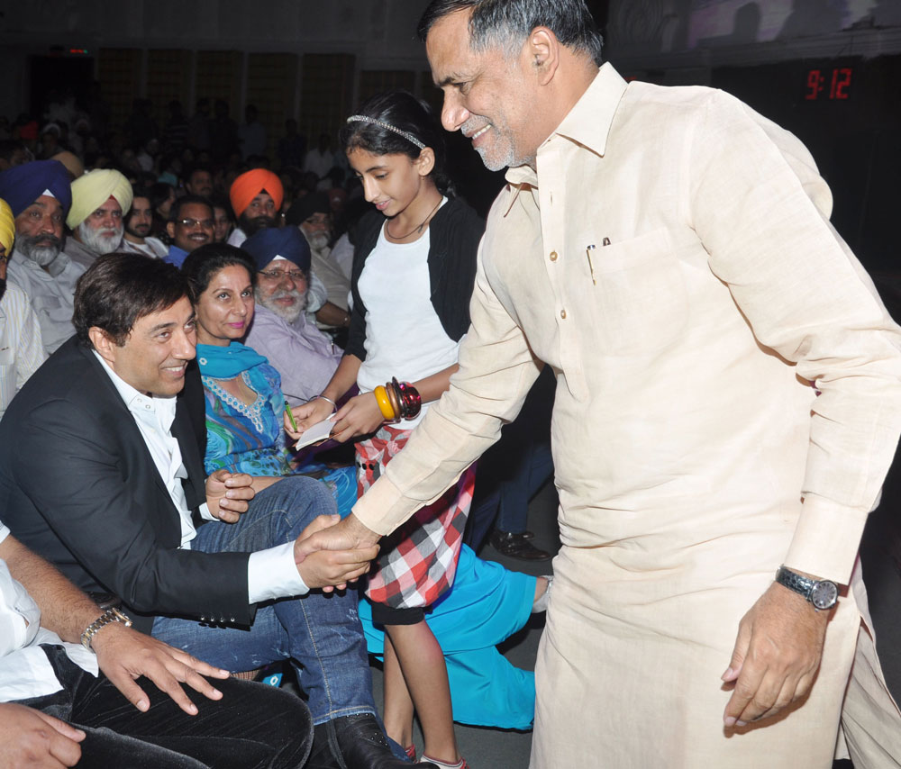 UNION MINISTER SMT.PRENEET KAUR, MUMBAI CONGRESS PRESIDENT KRIPASHANKAR SINGH & CINE STAR SUNNY DEOL IN PUNJABI COMMUNITY BAISAKHI AT SHANMUKHANAND HALL.