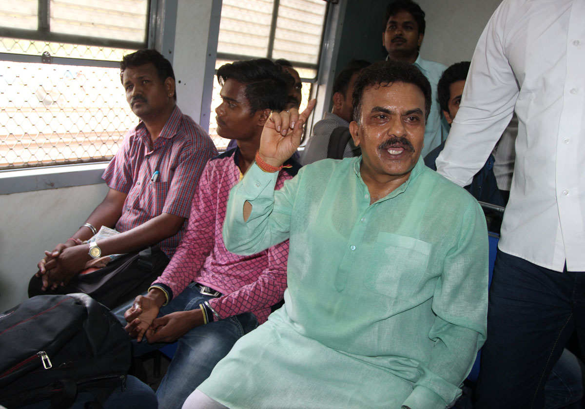 Mumbai Congress President Sanjay Nirupam Travelled by Train from Malad to Borivali during Protest against BJP- Shivsena Govt.