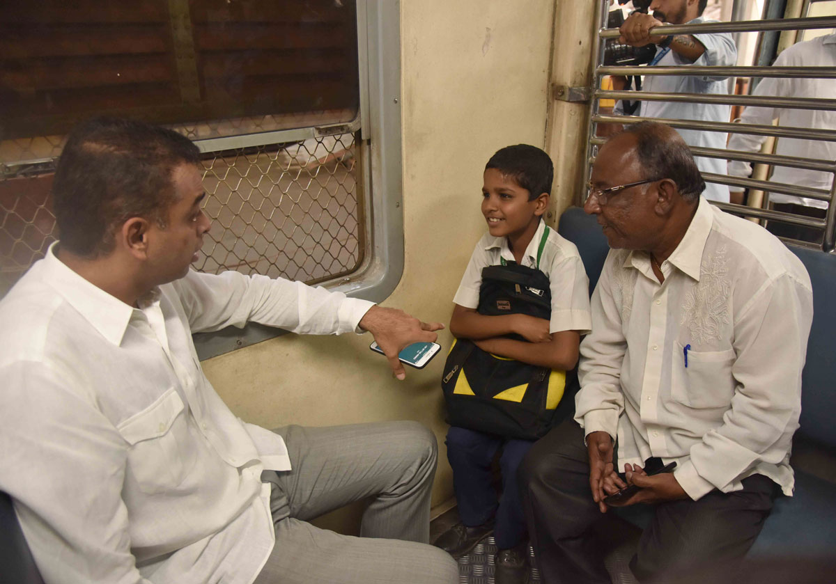 Mumbai South LS Congress Candidate & MRCC President Milind Deora Travelled by Local Train from Mumbai CST to Mulund.