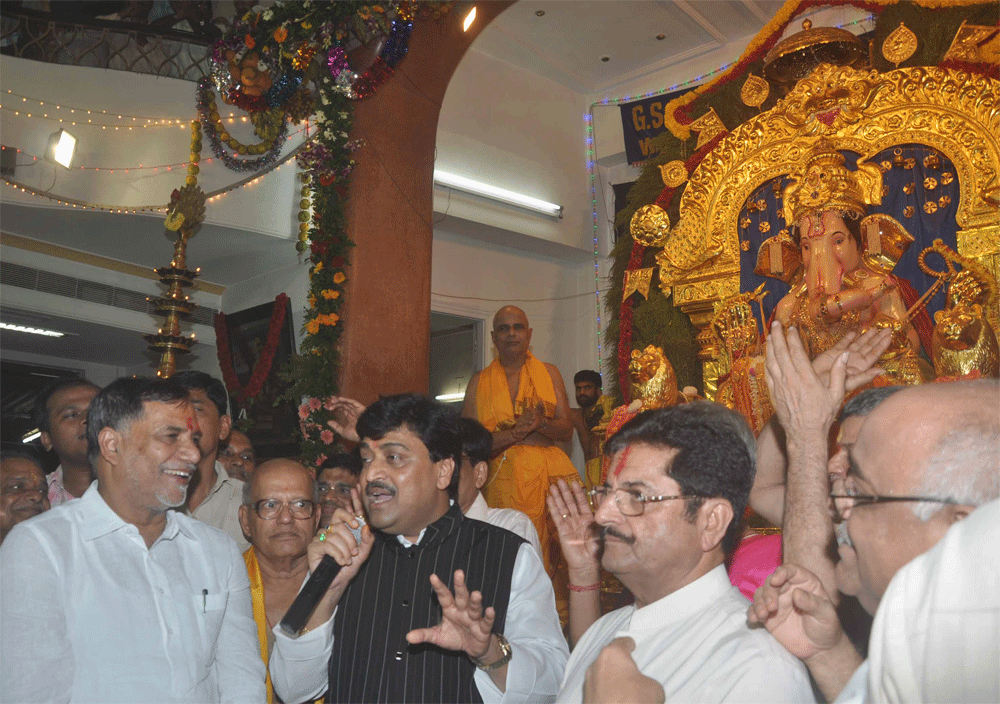 Chief Minister Ashok Chavan,MPCC President Manikrao Thakare,Chief Election Officer Gulchainsingh Charak ,MRCC President Kripashankar Singh, Visited Golden Ganesh Of GSB Seva Mandal At Ram Mandir Wadala Ganpati.