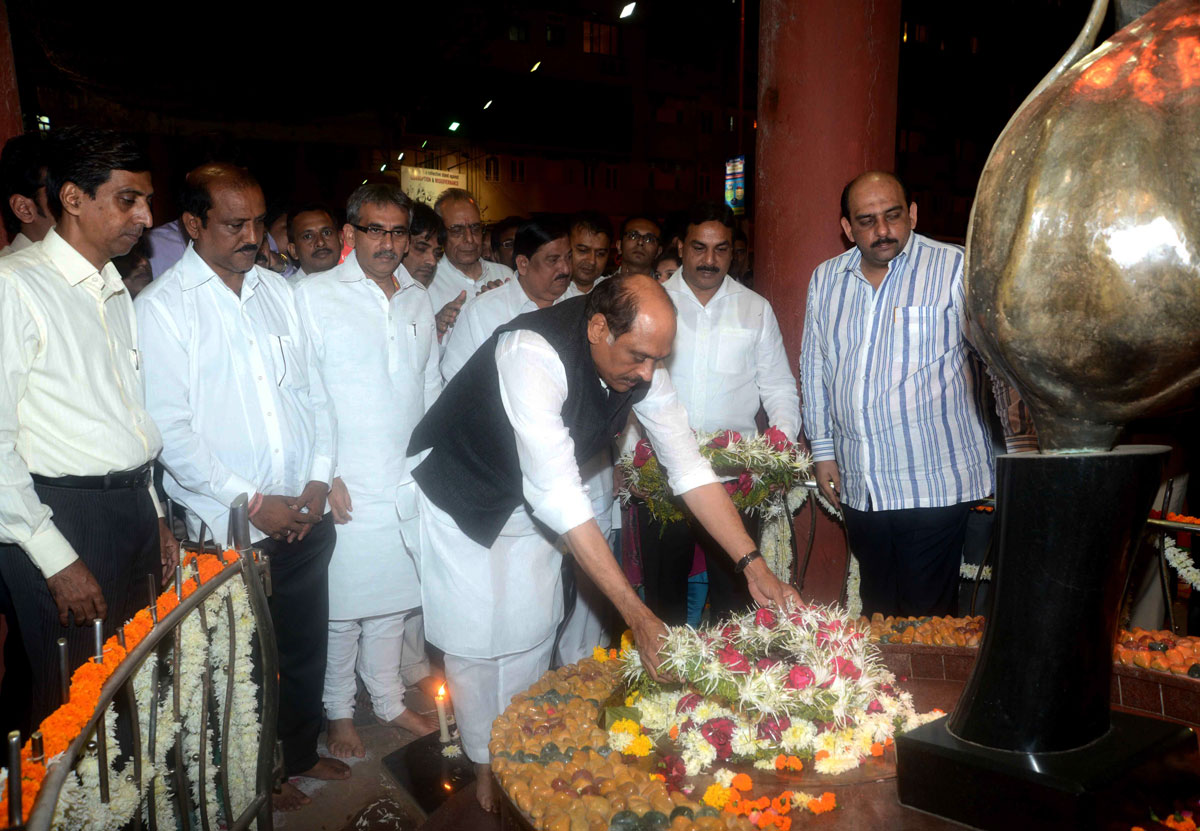 HOMAGE TO 26/11 MARTYRS IN MUMBAI.