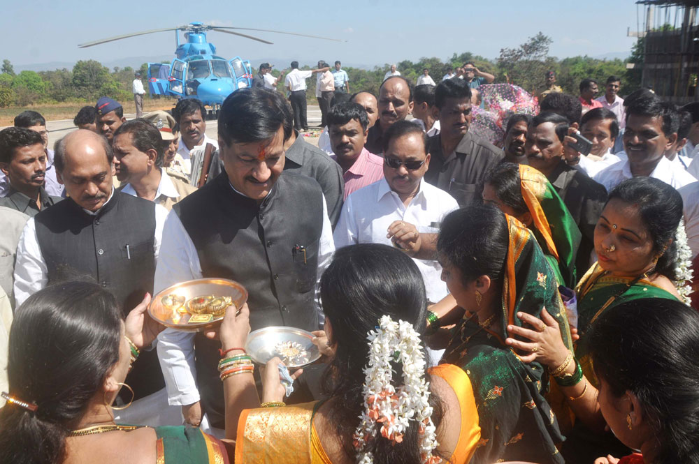 CHIEF MINISTER PRITHVIRAJ CHAVAN MPCC PRESIDENT MANIKRAO THAKRE & MINISTER NARAYANRAO RANE AT KANKAVLI.