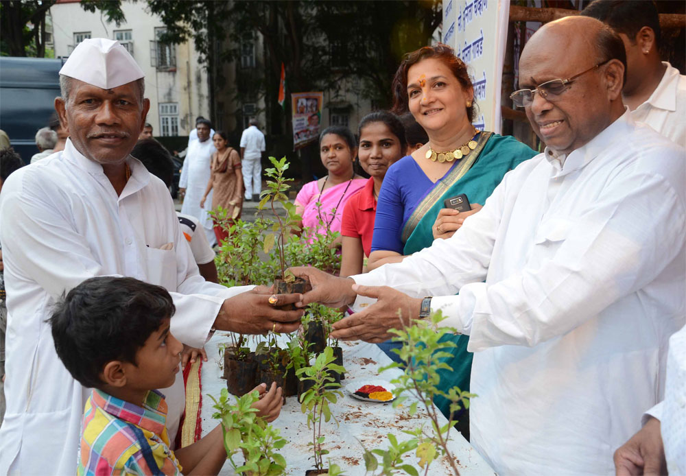 MP. EKNATH GAIKWAD AT VITTHAL MANDIR WADALA.