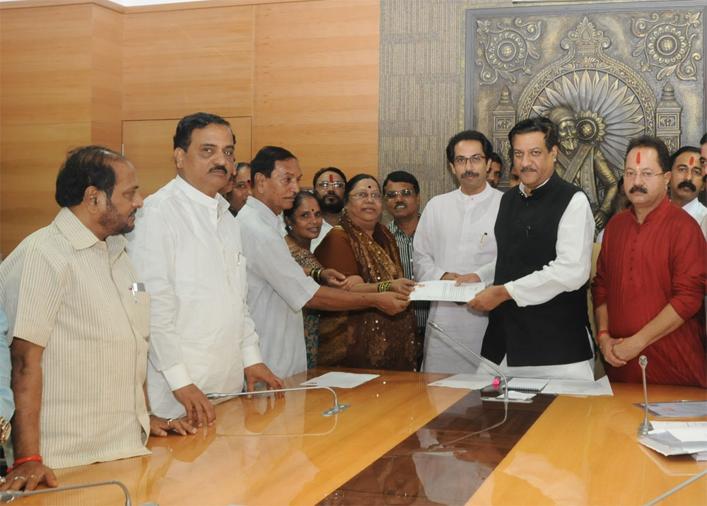 CHEIF MINISTER PRITHVIRAJ CHAVAN & SHIV SENA PRESIDENT UDDHAV THAKAREY  AT VIDHAN BHAVAN.