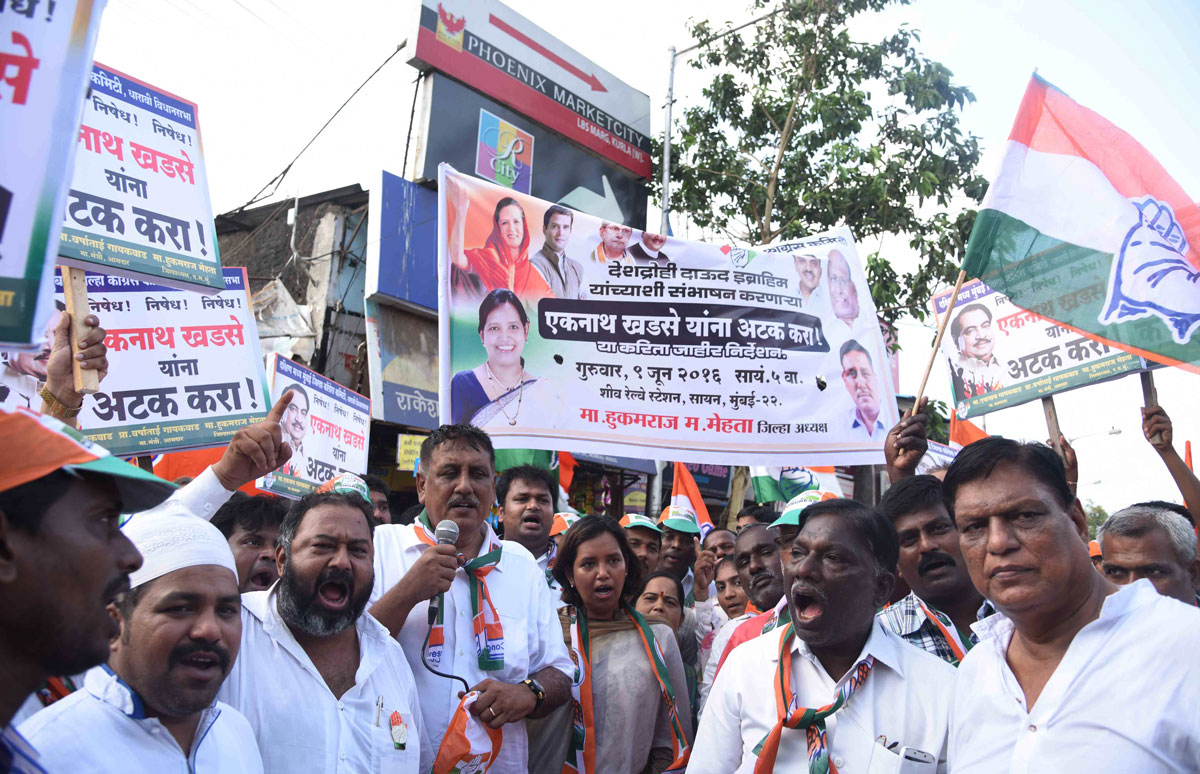 Mumbai Congress Protest against BJP- Shivsena Govt. at Sion Station Mumbai.