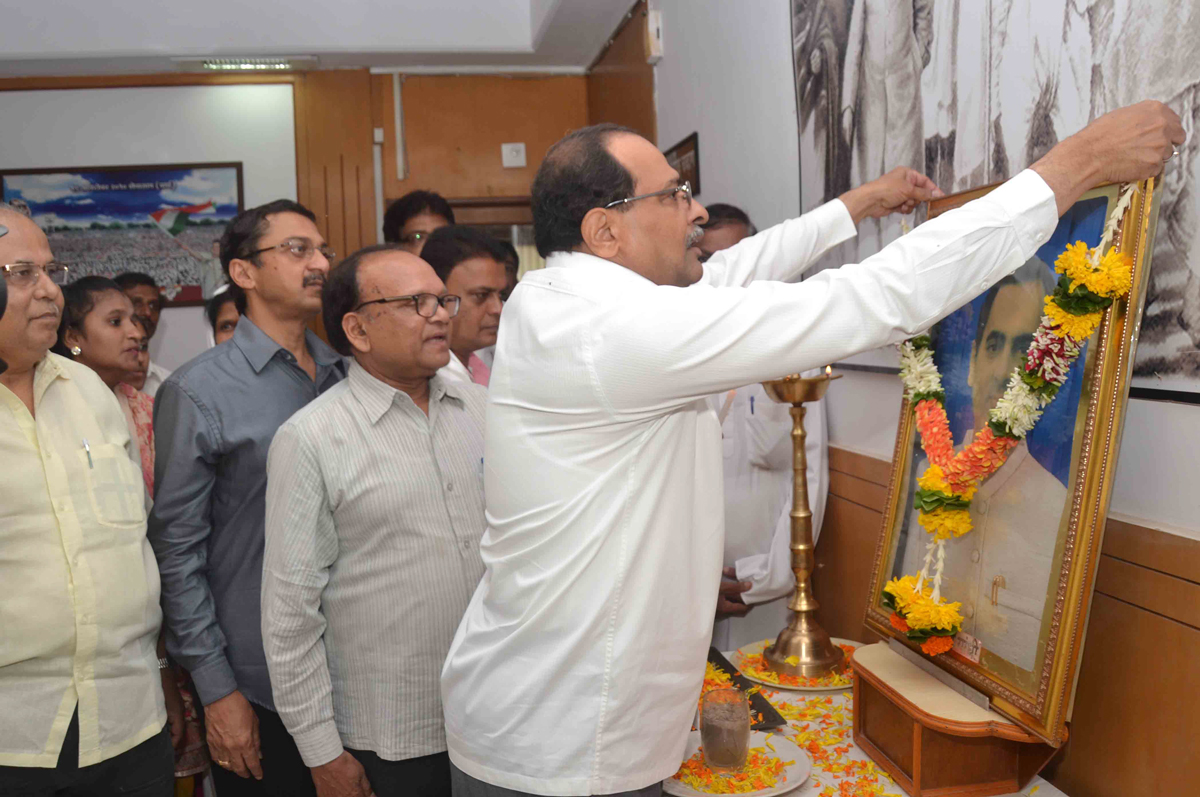 Maharashtra Pradesh Congress Committee Paying Homage to Bharat Ratna Former Prime Minister Late Rajiv Gandhi on his 71st Birth Anniversary in Presence of Opposition Leader Radhakrishna Vikhe Patil at Tilak Bhavan.