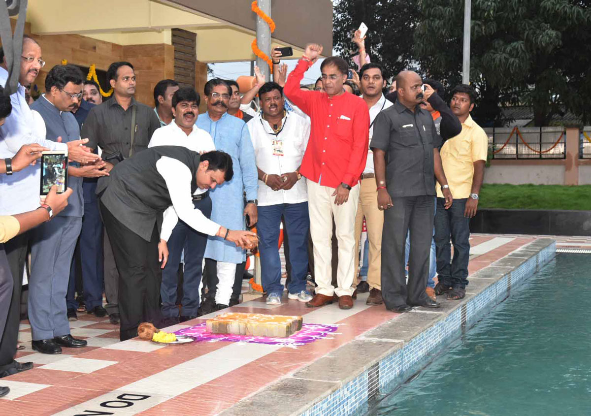 Chief Minister Devendra Fadnavis Celebrating PM Narendra Modi Birthday at Dahisar.