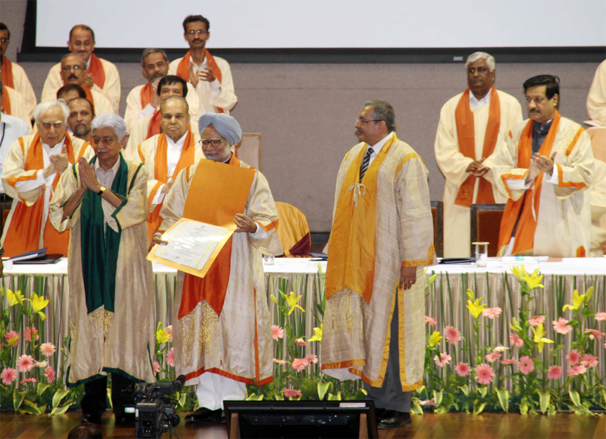 THE PRIME MINISTER DR.MANMOHAN SINGH FOR COVOCATION FUNCTION  AT IIT POWAI MUMBAI.