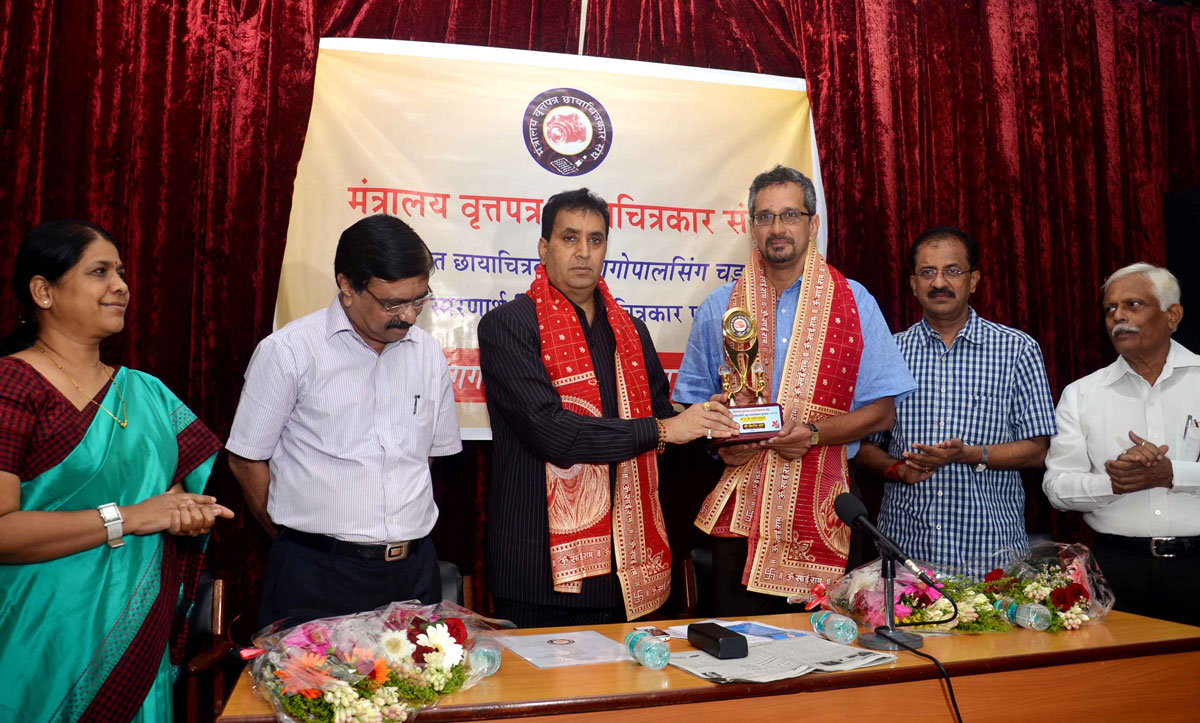 LATE.PHOTOGRAPHER YAGGOPALSINGH CHHADA AWARD 2012 AT MANTRALYA.