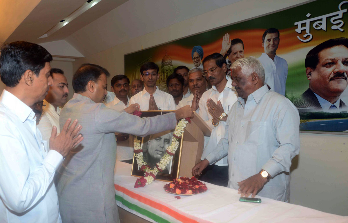 TRIBUTE TO 1st EX.CHIEF MINISTER LATE Y.B.CHAVAN ON HIS DEATH ANNIVERSARY AT MUMBAI CONGRESS RAJIV GANDHI BHAVAN .
