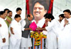 UNION MINISTER & EX CHIEF MINISTER LATE.VILASRAO DESHMUKH ASTHI KALASH GIVEN TO MPC PRESIDENT MANIKRAO THAKRE AT LATUR.