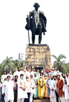 MPCC & MRCC Congress Party Leaders Silent Protest at Foot Of Gandhi Statue Near Mantralaya.