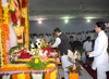 CHIEF MINISTER PRITHVIRAJ CHAVAN PAYING TRIBUTE TO LATE EX.CHIEF MINISTER VILASRAO DESHMUKH.