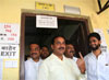 MINISTER.MOHD.ARIF NASIM KHAN CAST VOTE AT KURLA CHANDIVLI.